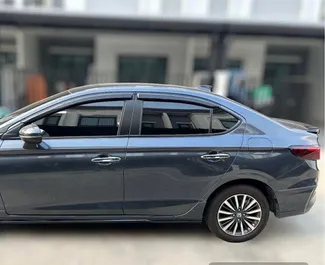 Honda City 2023 con sistema A trazione anteriore, disponibile all'aeroporto Suvarnabhumi di Bangkok.