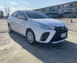 Toyota Yaris Ativ 2022 con sistema A trazione anteriore, disponibile all'aeroporto Suvarnabhumi di Bangkok.