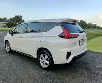 Mitsubishi Xpander 2023 con sistema A trazione anteriore, disponibile all'aeroporto Suvarnabhumi di Bangkok.