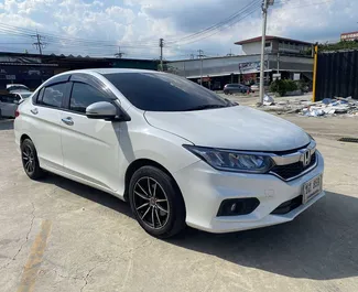 Honda City 2020 con sistema A trazione anteriore, disponibile all'aeroporto Suvarnabhumi di Bangkok.