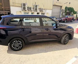 Interni di Kia Carens in affitto negli Emirati Arabi Uniti. Un'ottima auto da 7 posti con cambio Automatico.