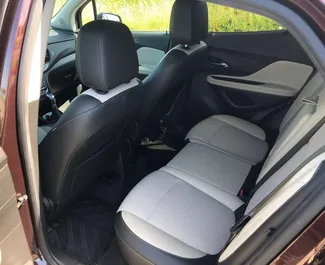 Interni di Buick Encore in affitto in Georgia. Un'ottima auto da 5 posti con cambio Automatico.