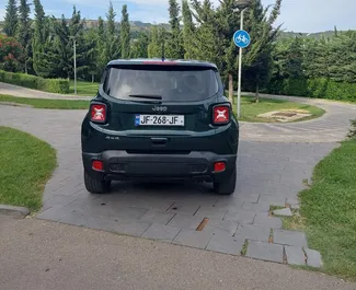 Interni di Jeep Renegade in affitto in Georgia. Un'ottima auto da 5 posti con cambio Automatico.