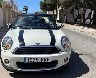 Mini Cooper Cabrio 2014 disponibile per il noleggio a Barcellona, con limite di chilometraggio di 250 km/giorno.