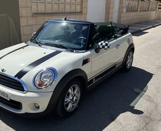 Interni di Mini Cooper Cabrio in affitto in Spagna. Un'ottima auto da 4 posti con cambio Automatico.