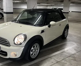 Vista frontale di un noleggio Mini Cooper Cabrio a Valencia, Spagna ✓ Auto #11039. ✓ Cambio Automatico TM ✓ 0 recensioni.