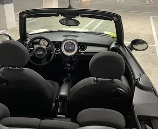 Mini Cooper Cabrio 2014 con sistema A trazione anteriore, disponibile a Barcellona.