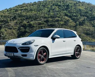 Vista frontale di un noleggio Porsche Cayenne a Tbilisi, Georgia ✓ Auto #6291. ✓ Cambio Automatico TM ✓ 1 recensioni.