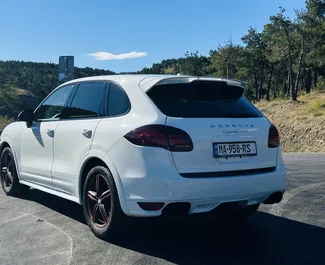 Noleggio Porsche Cayenne. Auto Premium, Lusso, SUV per il noleggio in Georgia ✓ Cauzione di Deposito di 800 GEL ✓ Opzioni assicurative RCT, CDW, Furto.