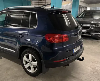 Vista frontale di un noleggio Volkswagen Tiguan a Valencia, Spagna ✓ Auto #11034. ✓ Cambio Automatico TM ✓ 0 recensioni.