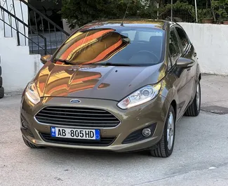 Vista frontale di un noleggio Ford Fiesta all'aeroporto di Tirana, Albania ✓ Auto #11135. ✓ Cambio Manuale TM ✓ 0 recensioni.