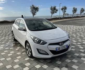 Vista frontale di un noleggio Hyundai i30 a Durazzo, Albania ✓ Auto #7898. ✓ Cambio Automatico TM ✓ 1 recensioni.