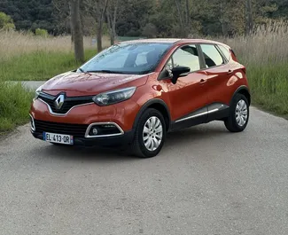 Vista frontale di un noleggio Renault Captur a Budva, Montenegro ✓ Auto #9568. ✓ Cambio Automatico TM ✓ 0 recensioni.