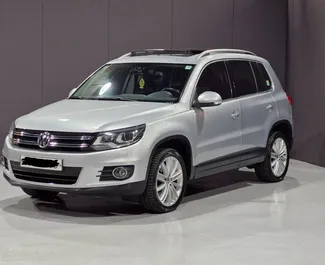 Vista frontale di un noleggio Volkswagen Tiguan a Durazzo, Albania ✓ Auto #11108. ✓ Cambio Automatico TM ✓ 0 recensioni.