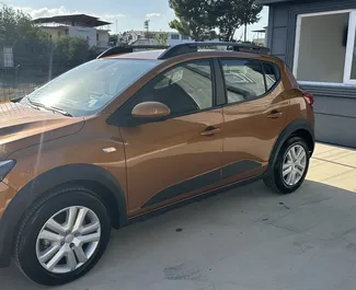 Vista frontale di un noleggio Dacia Sandero Stepway all'aeroporto di Antalya, Turchia ✓ Auto #11110. ✓ Cambio Automatico TM ✓ 0 recensioni.