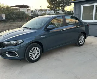 Vista frontale di un noleggio Fiat Egea all'aeroporto di Antalya, Turchia ✓ Auto #11121. ✓ Cambio Manuale TM ✓ 0 recensioni.