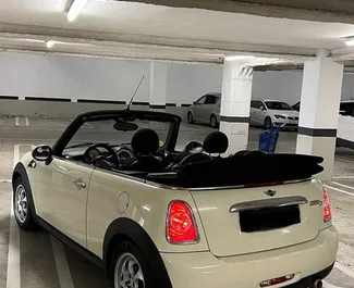 Mini Cooper Cabrio 2014 disponibile per il noleggio a Barcellona, con limite di chilometraggio di 250 km/giorno.