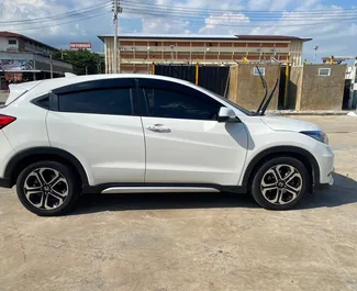 Vista frontale di un noleggio Honda HR-V all'aeroporto Suvarnabhumi di Bangkok, Thailandia ✓ Auto #11201. ✓ Cambio Automatico TM ✓ 0 recensioni.