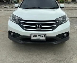 Honda CR-V 2017 con sistema A trazione anteriore, disponibile all'aeroporto Suvarnabhumi di Bangkok.