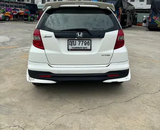 Noleggio Honda Jazz. Auto Economica, Comfort per il noleggio in Thailandia ✓ Cauzione di Deposito di 5000 THB ✓ Opzioni assicurative RCT, CDW, SCDW, Giovane.