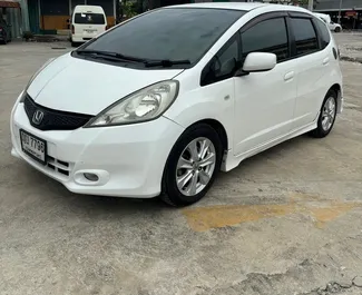 Honda Jazz 2016 disponibile per il noleggio all'aeroporto Suvarnabhumi di Bangkok, con limite di chilometraggio di illimitato.