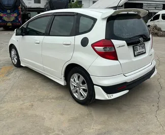 Interni di Honda Jazz in affitto in Thailandia. Un'ottima auto da 5 posti con cambio Automatico.