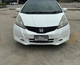 Honda Jazz 2016 con sistema A trazione anteriore, disponibile all'aeroporto Suvarnabhumi di Bangkok.