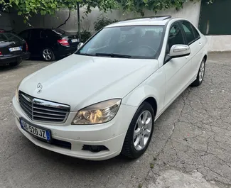 Vista frontale di un noleggio Mercedes-Benz C220 all'aeroporto di Tirana, Albania ✓ Auto #11148. ✓ Cambio Automatico TM ✓ 0 recensioni.