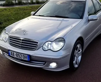 Vista frontale di un noleggio Mercedes-Benz C200 all'aeroporto di Tirana, Albania ✓ Auto #11149. ✓ Cambio Automatico TM ✓ 0 recensioni.