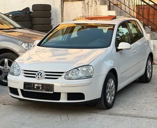 Vista frontale di un noleggio Volkswagen Golf 5 all'aeroporto di Tirana, Albania ✓ Auto #11153. ✓ Cambio Automatico TM ✓ 0 recensioni.