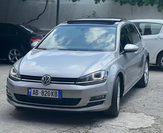 Vista frontale di un noleggio Volkswagen Golf 7 all'aeroporto di Tirana, Albania ✓ Auto #11154. ✓ Cambio Automatico TM ✓ 0 recensioni.