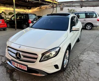 Vista frontale di un noleggio Mercedes-Benz GLA-Class all'aeroporto di Tirana, Albania ✓ Auto #11157. ✓ Cambio Automatico TM ✓ 0 recensioni.