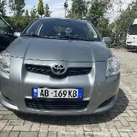 Toyota Auris 2010 disponibile per il noleggio all'aeroporto di Tirana, con limite di chilometraggio di illimitato.