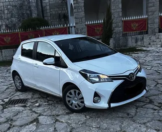 Vista frontale di un noleggio Toyota Yaris a Budva, Montenegro ✓ Auto #11111. ✓ Cambio Automatico TM ✓ 0 recensioni.