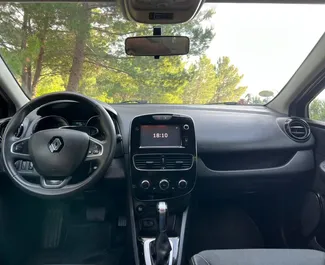 Interni di Renault Clio 4 in affitto in Montenegro. Un'ottima auto da 5 posti con cambio Automatico.