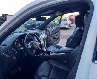 Interni di Mercedes-Benz GL-Class in affitto in Georgia. Un'ottima auto da 7 posti con cambio Automatico.