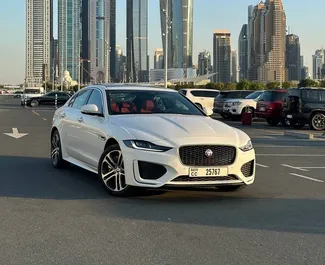 Vista frontale di un noleggio Jaguar XE Long a Dubai, Emirati Arabi Uniti ✓ Auto #11298. ✓ Cambio Automatico TM ✓ 0 recensioni.