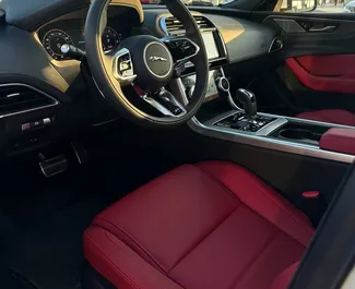 Jaguar XE Long 2024 disponibile per il noleggio a Dubai, con limite di chilometraggio di 250 km/giorno.