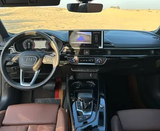 Interni di Audi A4 in affitto negli Emirati Arabi Uniti. Un'ottima auto da 5 posti con cambio Automatico.