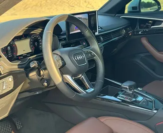 Audi A4 2023 disponibile per il noleggio a Dubai, con limite di chilometraggio di 250 km/giorno.