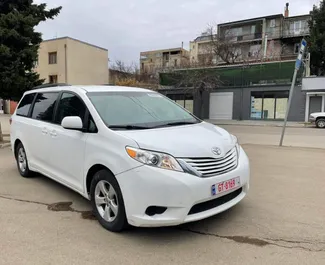 Vista frontale di un noleggio Toyota Sienna a Tbilisi, Georgia ✓ Auto #11163. ✓ Cambio Automatico TM ✓ 0 recensioni.