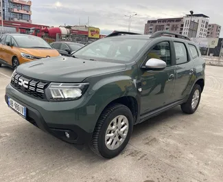 Vista frontale di un noleggio Dacia Duster all'aeroporto di Tirana, Albania ✓ Auto #11505. ✓ Cambio Manuale TM ✓ 0 recensioni.