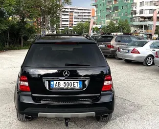 Vista frontale di un noleggio Mercedes-Benz ML350 a Tirana, Albania ✓ Auto #11393. ✓ Cambio Automatico TM ✓ 0 recensioni.