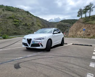 Vista frontale di un noleggio Alfa Romeo Stelvio Quadrifoglio a Tbilisi, Georgia ✓ Auto #11483. ✓ Cambio Automatico TM ✓ 0 recensioni.