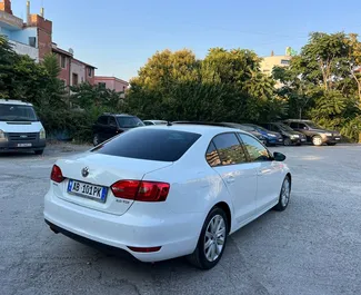 Vista frontale di un noleggio Volkswagen Jetta a Tirana, Albania ✓ Auto #11386. ✓ Cambio Automatico TM ✓ 0 recensioni.