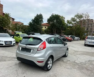 Vista frontale di un noleggio Ford Fiesta a Tirana, Albania ✓ Auto #11385. ✓ Cambio Automatico TM ✓ 0 recensioni.