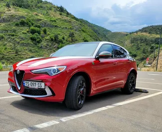 Vista frontale di un noleggio Alfa Romeo Stelvio Quadrifoglio a Tbilisi, Georgia ✓ Auto #11484. ✓ Cambio Automatico TM ✓ 0 recensioni.