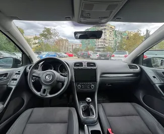 Vista frontale di un noleggio Volkswagen Golf 6 a Tirana, Albania ✓ Auto #11391. ✓ Cambio Manuale TM ✓ 0 recensioni.