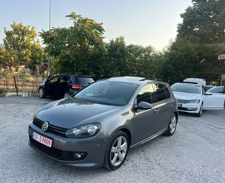 Vista frontale di un noleggio Volkswagen Golf 5 a Tirana, Albania ✓ Auto #11392. ✓ Cambio Automatico TM ✓ 0 recensioni.