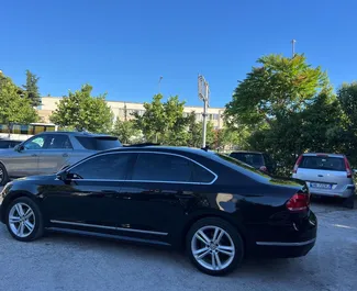 Vista frontale di un noleggio Volkswagen Passat a Tirana, Albania ✓ Auto #11396. ✓ Cambio Automatico TM ✓ 0 recensioni.